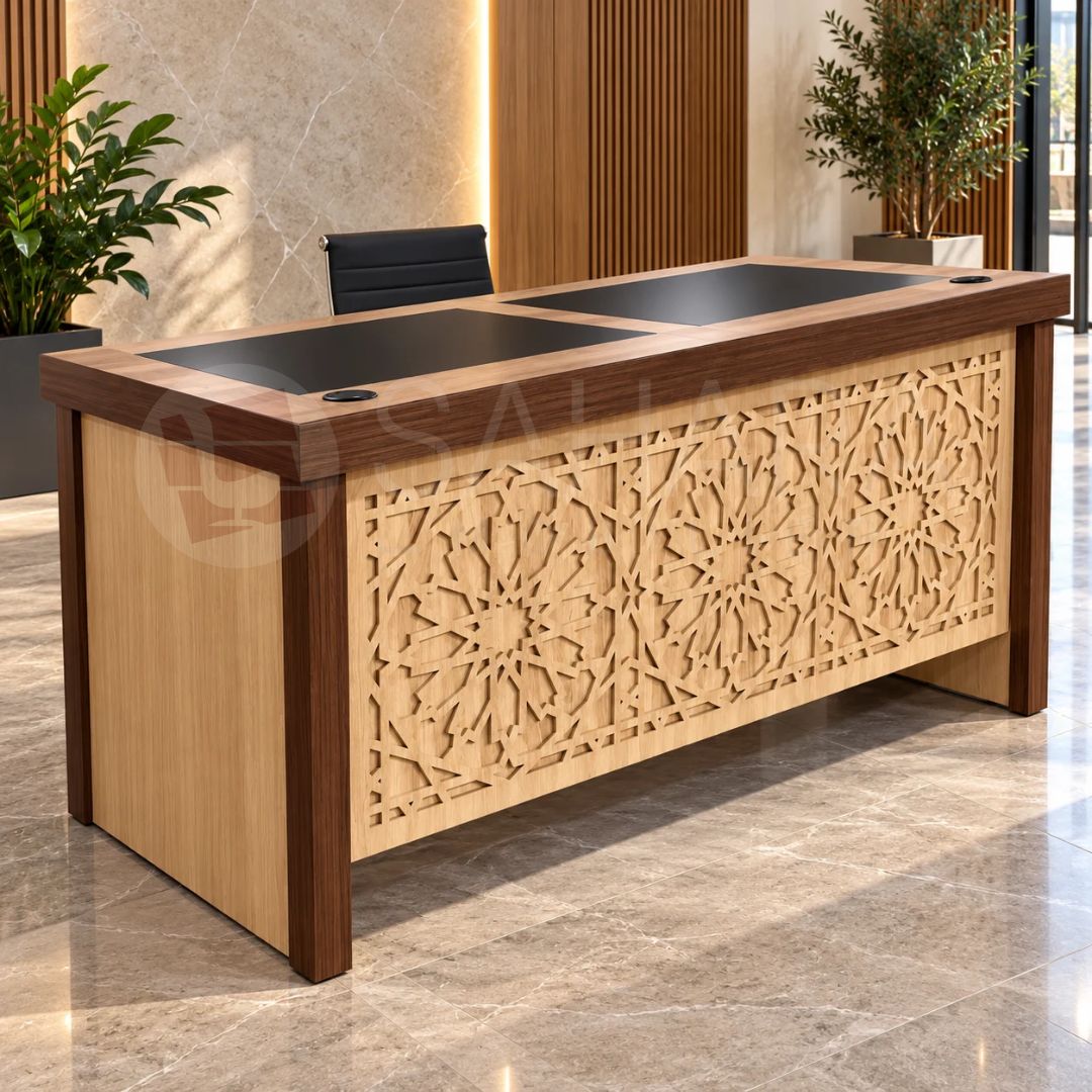 Table de réunion rectangulaire en MDF B3634 03 avec plateau simili cuir, piètement en bois et façade décorative moucharabieh – Sahara Mobilier Maroc.